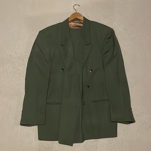 Practically new suit. Lost weight so it no longer fits. Perfect condition.